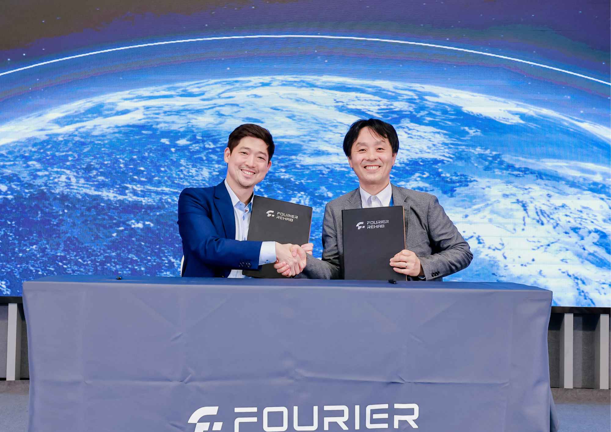 (from left) Owen Teoh and Professor Shingo Shimoda at the MOU signing ceremony.