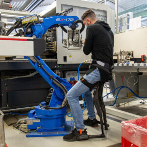 noonee chairless chair used for maintenance work
